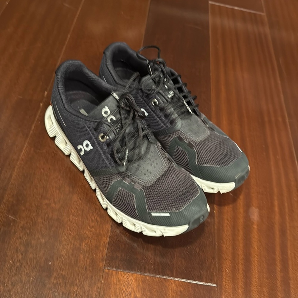 Women’s on cloud sneakerss